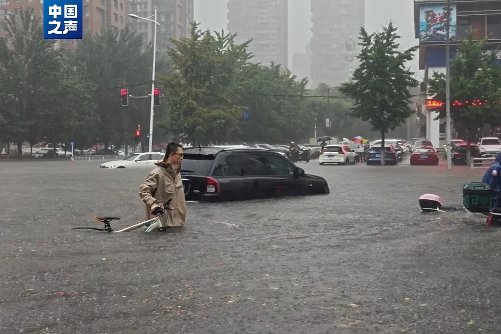 暴雨积水齐腰,他却说“这班非去不可!” 暴雨积水齐腰,他却说“这班非去不可!”
