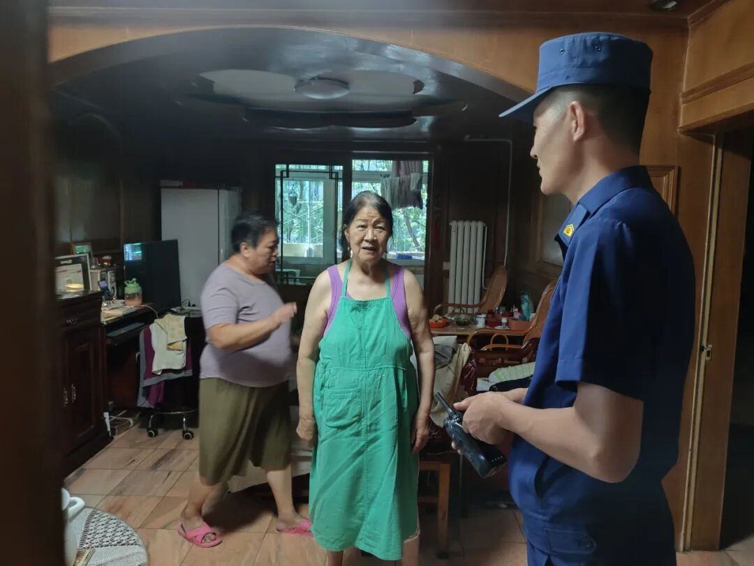 厨房炖煮忘关火触发烟感报警 朝阳消防快速处置化险为夷获群众致谢 厨房炖煮忘关火触发烟感报警 朝阳消防快速处置化险为夷获群众致谢