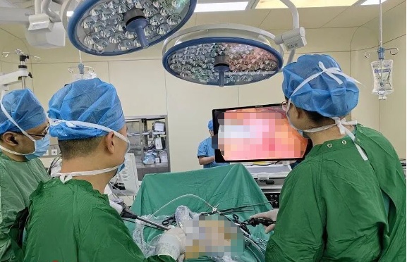 28岁男子一次吃10根烤肠,一顿2斤米饭+一大碗菜+可乐,小伙胖至510斤! 28岁男子一次吃10根烤肠,一顿2斤米饭+一大碗菜+可乐,小伙胖至510斤!