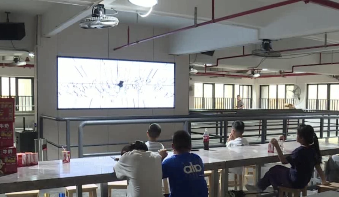 广州一工厂暑假期间在食堂专设儿童休息区,为员工子女免费供餐!网友:有人情味 广州一工厂暑假期间在食堂专设儿童休息区,为员工子女免费供餐!网友:有人情味