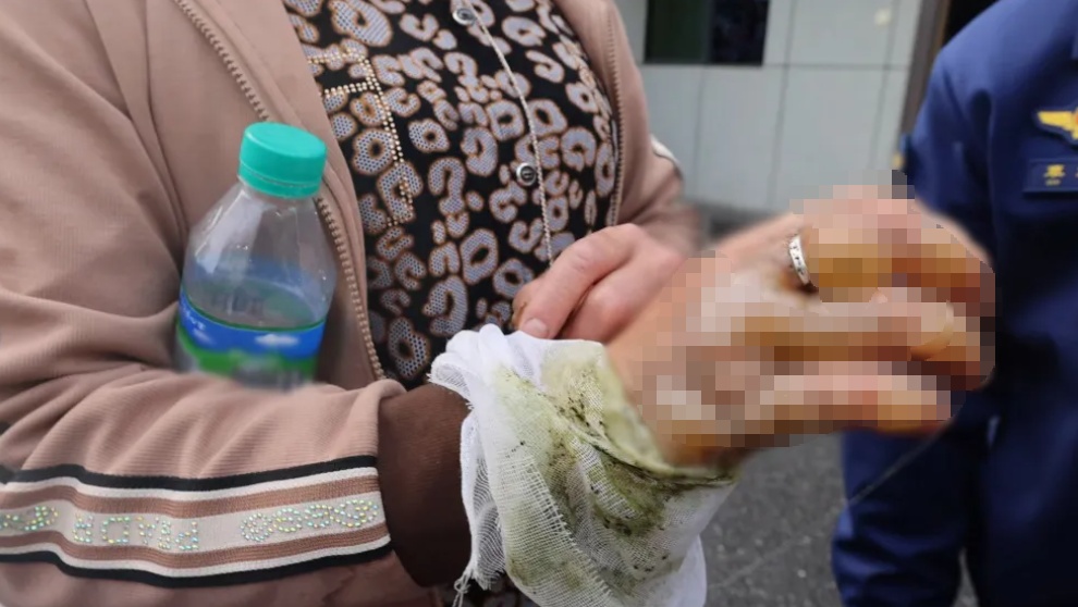 老人被毒蛇咬伤紧急就医,手上的它却成了“拦路虎”…… 老人被毒蛇咬伤紧急就医,手上的它却成了“拦路虎”……