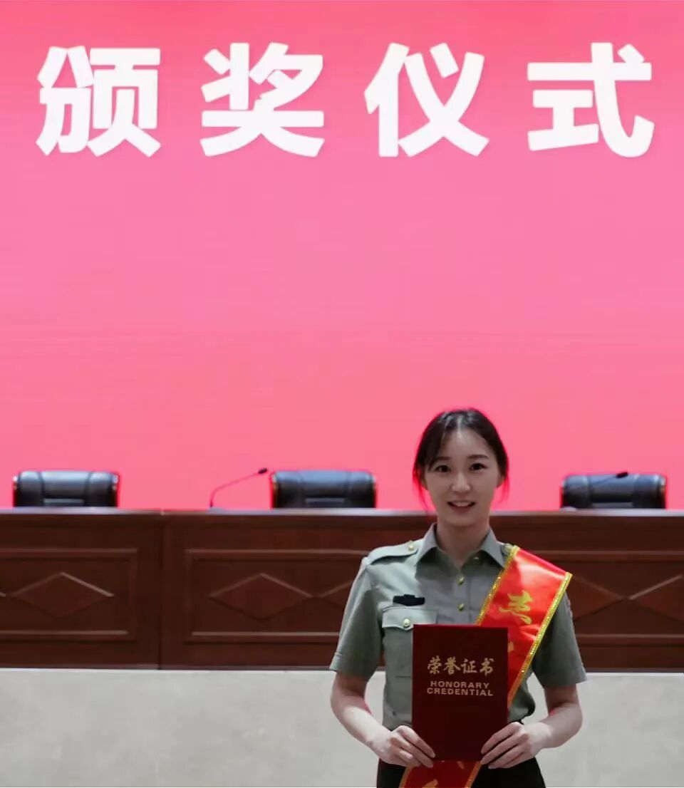 上等兵退役后,来自安徽的吴诗雅被授予中士军衔! 上等兵退役后,来自安徽的吴诗雅被授予中士军衔!