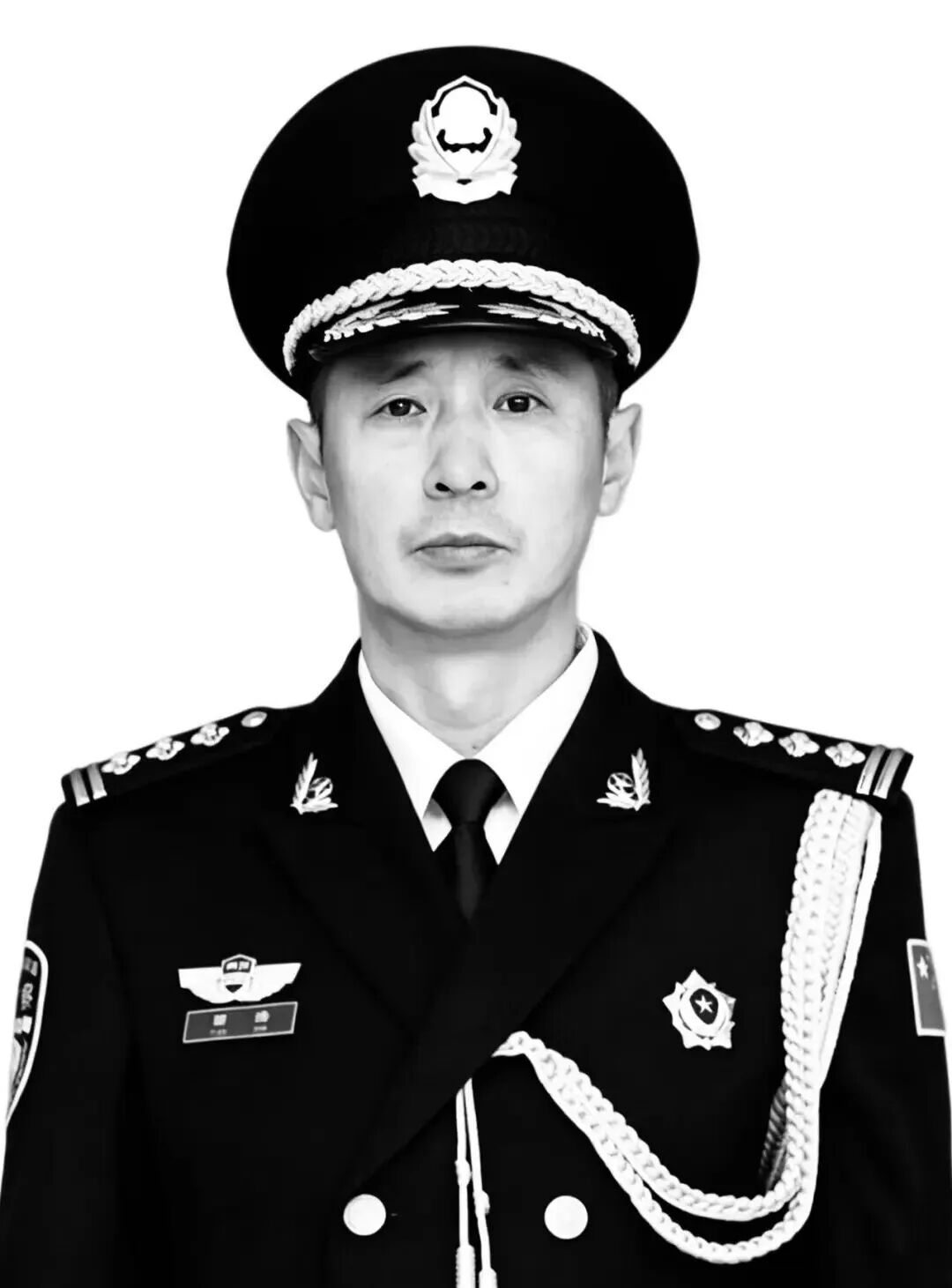 54岁交警被撞牺牲,他的警服被鲜血染红…… 54岁交警被撞牺牲,他的警服被鲜血染红……