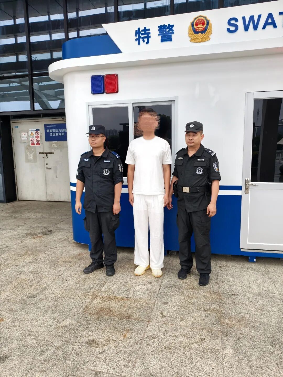 10分钟极速拦截,娄底巡特警成功抓获一名网上在逃人员 10分钟极速拦截,娄底巡特警成功抓获一名网上在逃人员