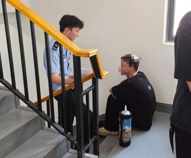 地下车库惊现“怪瓶子”!一男子被依法处理! 地下车库惊现“怪瓶子”!一男子被依法处理!