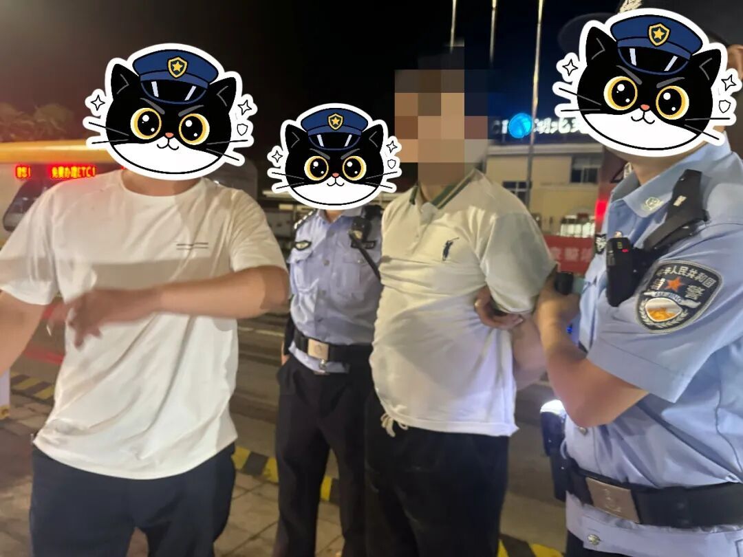 惊险!毒贩猛踩油门暴力冲卡,民警前后夹击硬核抓捕 惊险!毒贩猛踩油门暴力冲卡,民警前后夹击硬核抓捕