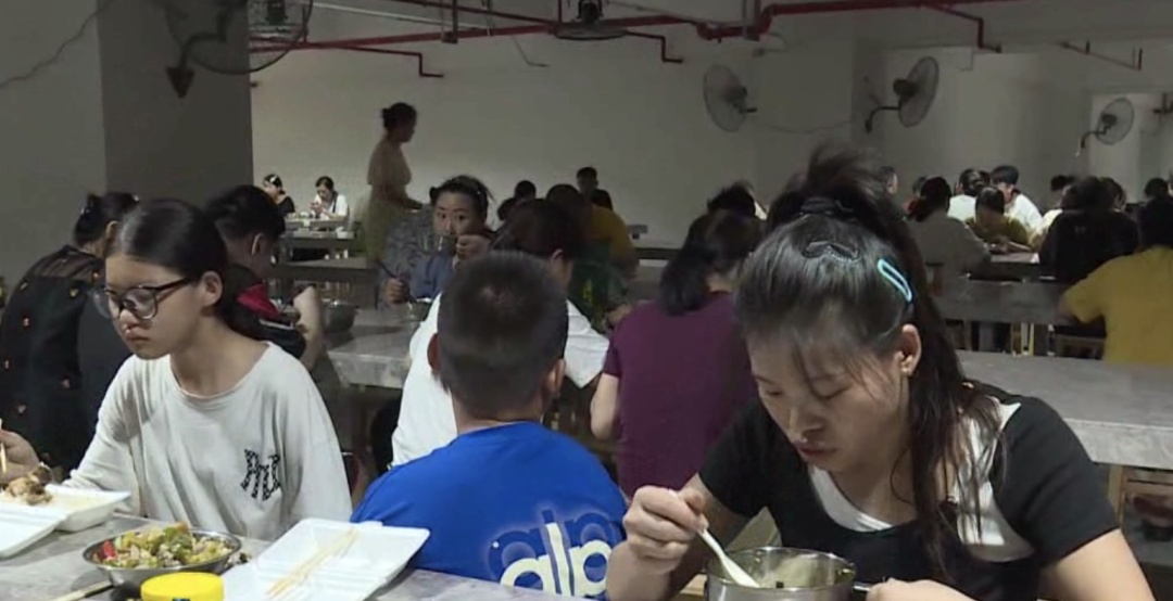 广州一工厂暑假期间在食堂专设儿童休息区,为员工子女免费供餐!网友:有人情味 广州一工厂暑假期间在食堂专设儿童休息区,为员工子女免费供餐!网友:有人情味
