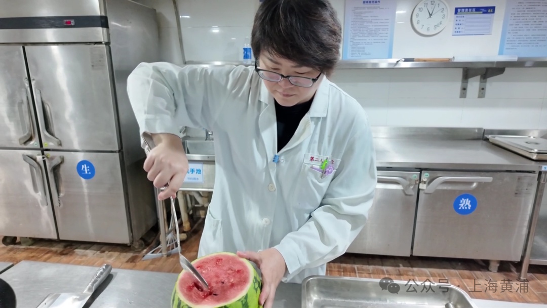 意外了!西瓜蒸熟能治病?上海这家医院的独门秘方又火了→ 意外了!西瓜蒸熟能治病?上海这家医院的独门秘方又火了→