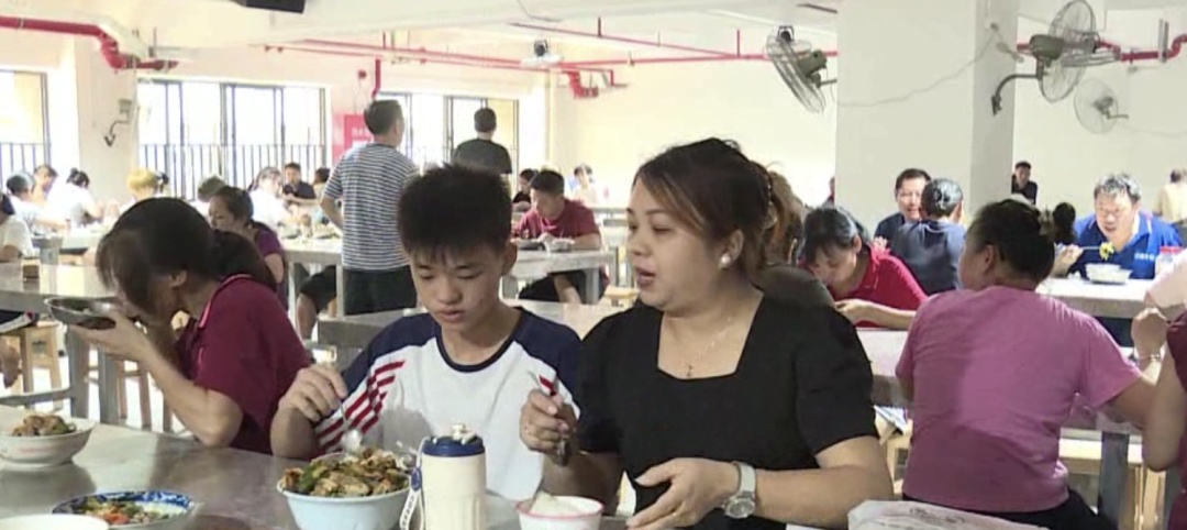 广州一工厂暑假期间在食堂专设儿童休息区,为员工子女免费供餐!网友:有人情味 广州一工厂暑假期间在食堂专设儿童休息区,为员工子女免费供餐!网友:有人情味