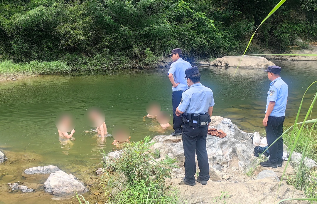 现场丨湖北5人在河中野泳,民警多次劝说才离去,30分钟后山洪“如约而至” 现场丨湖北5人在河中野泳,民警多次劝说才离去,30分钟后山洪“如约而至”