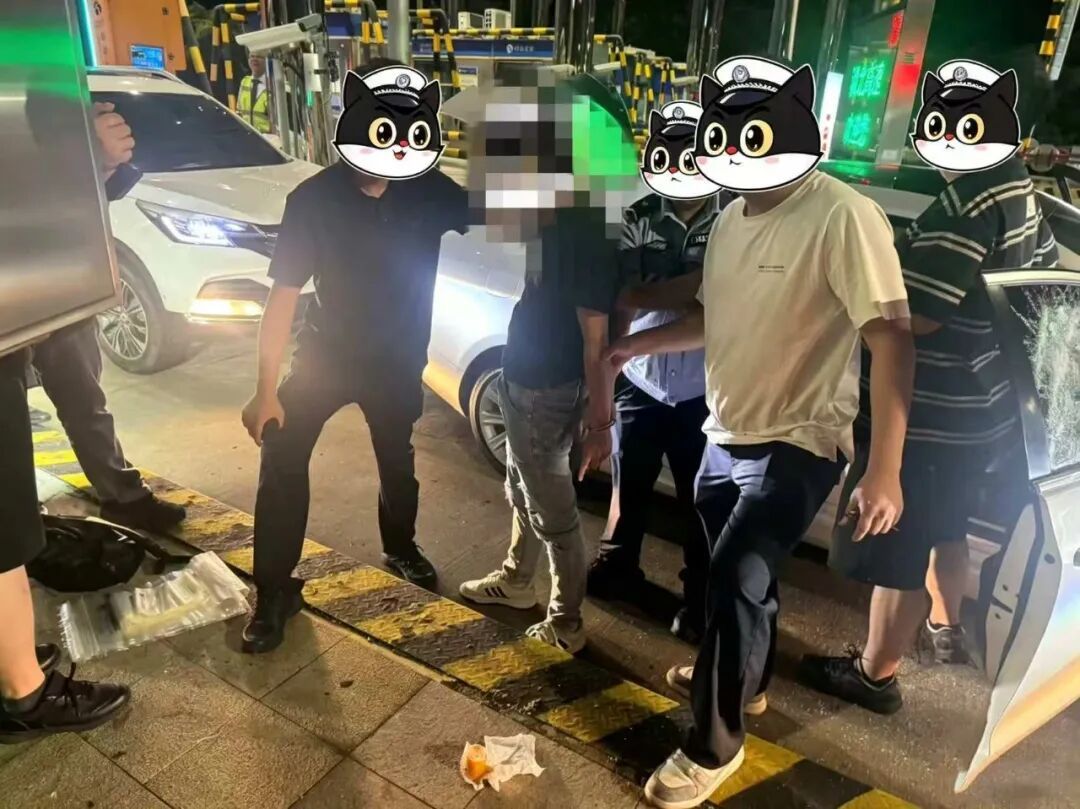 惊险!毒贩猛踩油门暴力冲卡,民警前后夹击硬核抓捕 惊险!毒贩猛踩油门暴力冲卡,民警前后夹击硬核抓捕