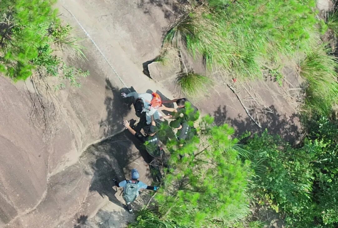 几乎直上直下的崖壁上,他们用手搭建生命阶梯! 几乎直上直下的崖壁上,他们用手搭建生命阶梯!