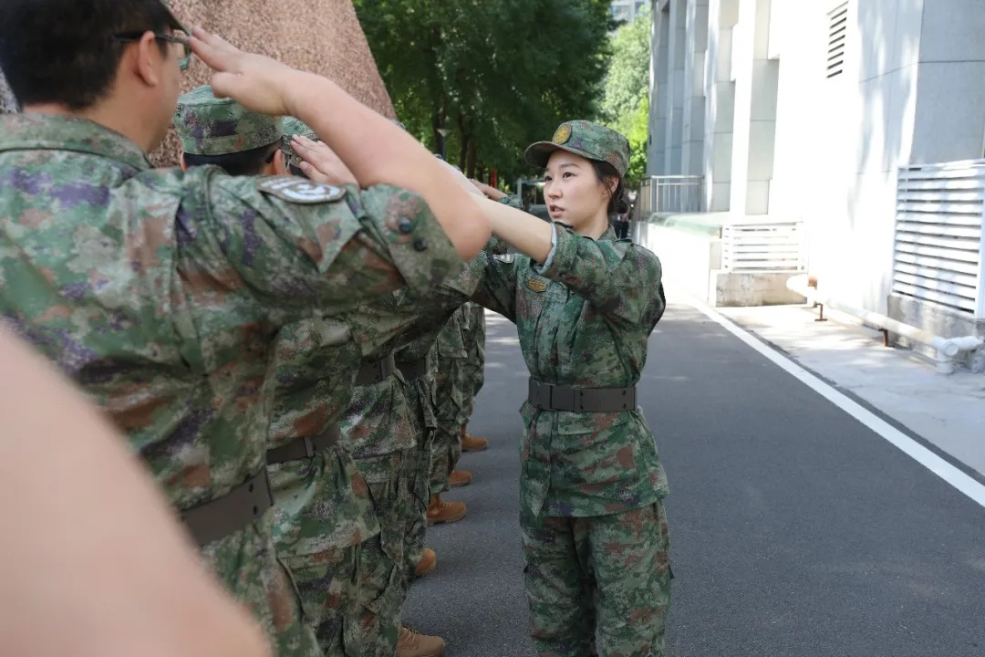 上等兵退役后,她被授予中士军衔! 上等兵退役后,她被授予中士军衔!