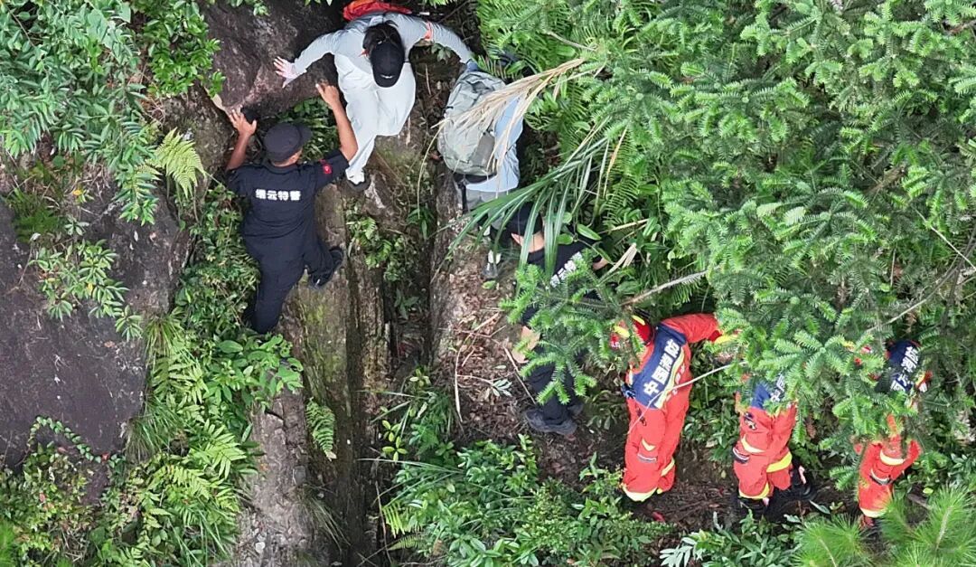 几乎直上直下的崖壁上,他们用手搭建生命阶梯! 几乎直上直下的崖壁上,他们用手搭建生命阶梯!