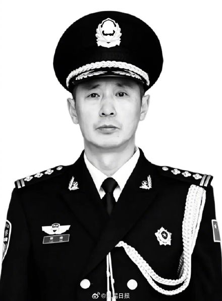 这是五旬交警被鲜血染红的警服 这是五旬交警被鲜血染红的警服