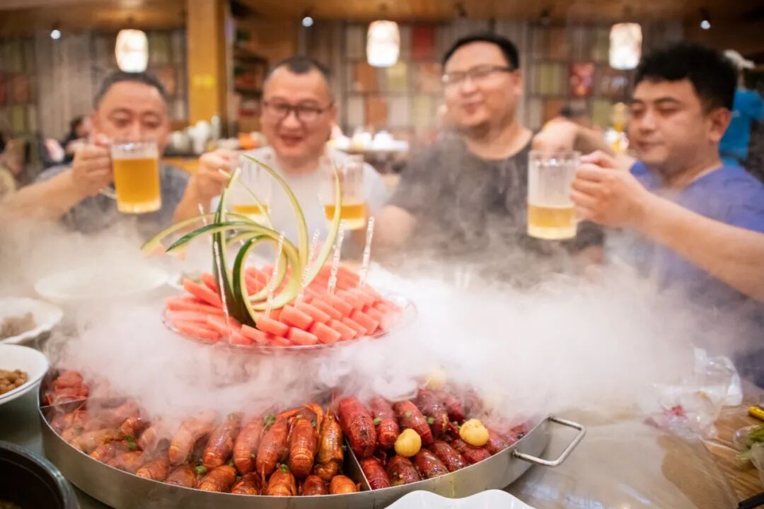 麻辣小龙虾配冰啤酒,是夏季急性肠胃炎高发的诱因吗? 麻辣小龙虾配冰啤酒,是夏季急性肠胃炎高发的诱因吗?