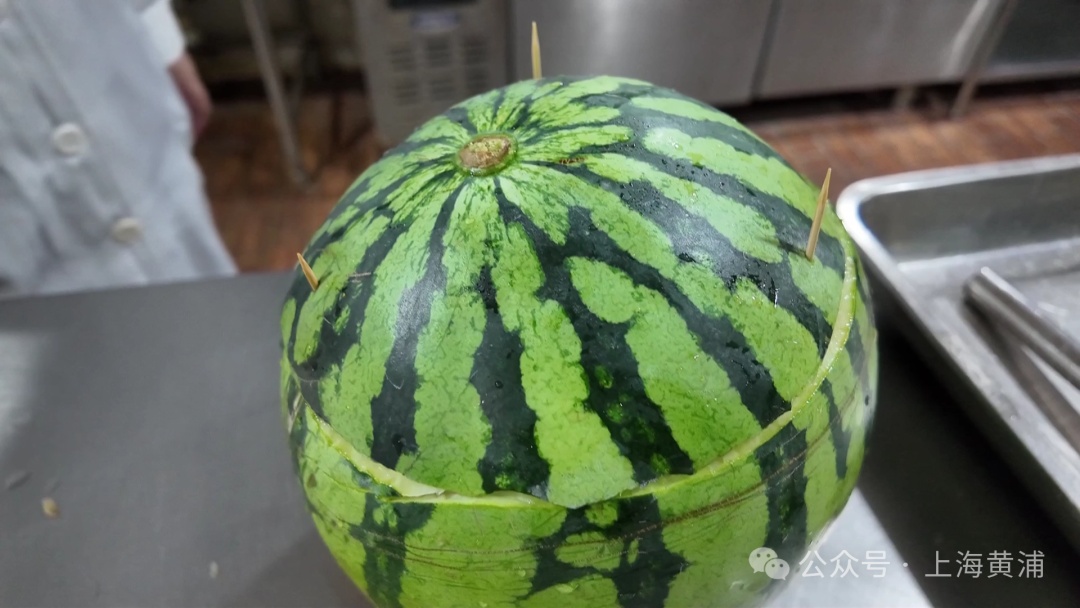 意外了!西瓜蒸熟能治病?上海这家医院的独门秘方又火了→ 意外了!西瓜蒸熟能治病?上海这家医院的独门秘方又火了→