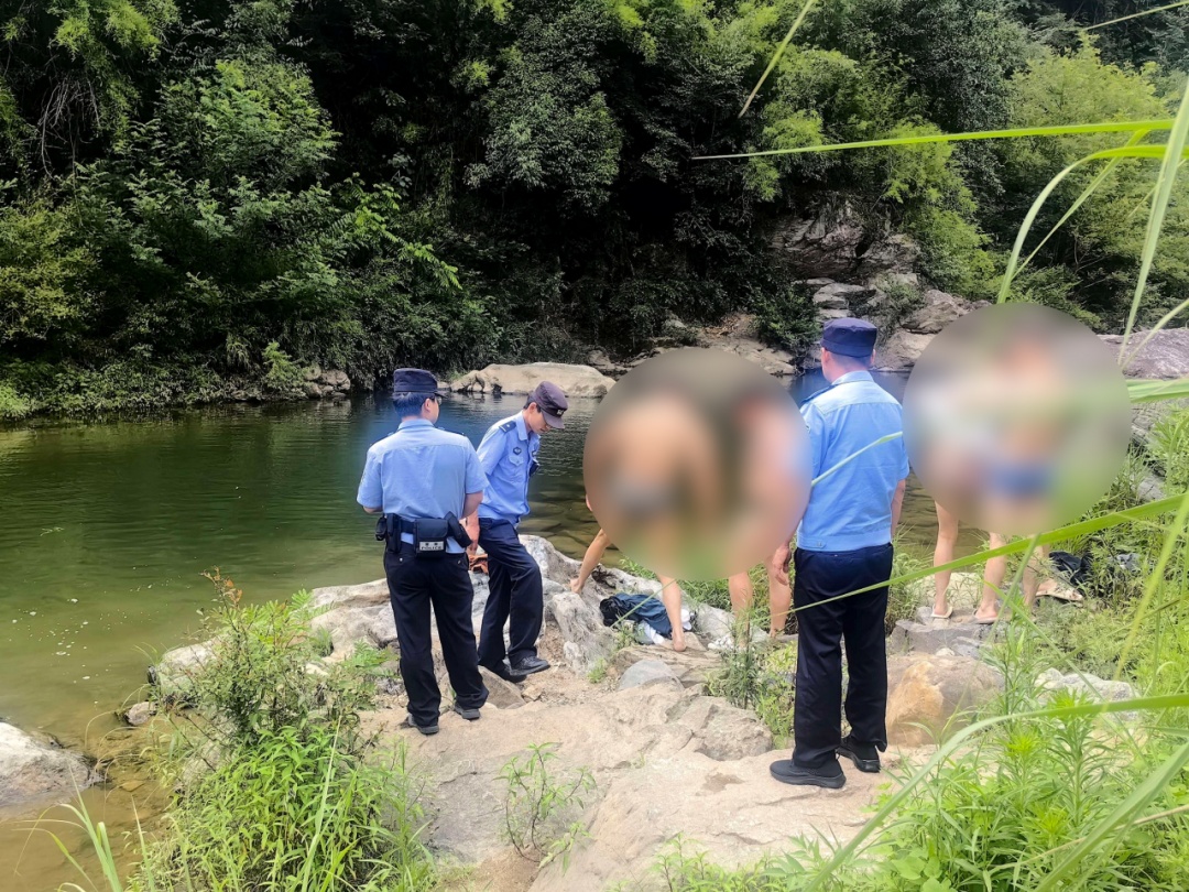 现场丨湖北5人在河中野泳,民警多次劝说才离去,30分钟后山洪“如约而至” 现场丨湖北5人在河中野泳,民警多次劝说才离去,30分钟后山洪“如约而至”