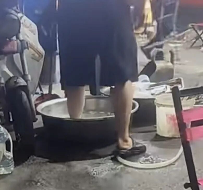 烧烤店员工用洗菜盆涮脚,官方通报:情况属实,该店已停业整顿,并全面开展消杀 烧烤店员工用洗菜盆涮脚,官方通报:情况属实,该店已停业整顿,并全面开展消杀