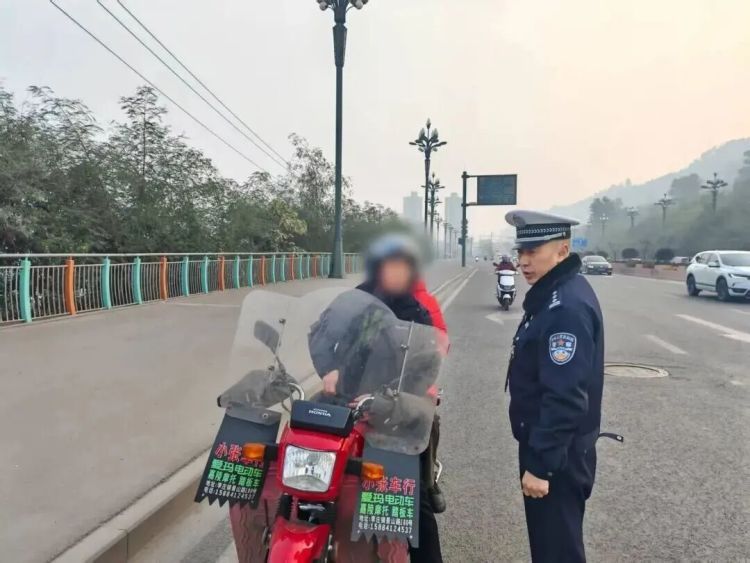 痛别战友!54岁交警田浩处置交通事故时因公牺牲! 痛别战友!54岁交警田浩处置交通事故时因公牺牲!