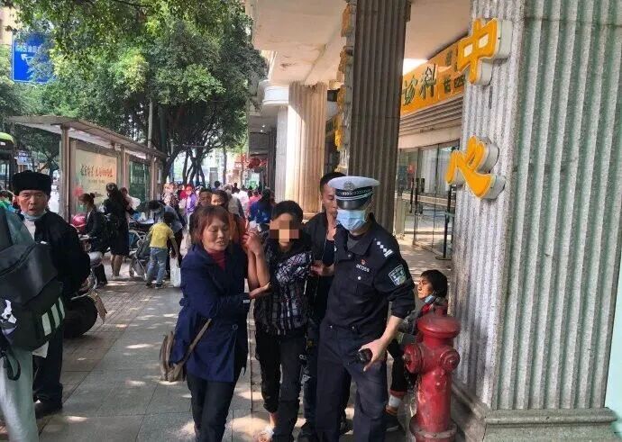 这是一件被鲜血染红的警服…… 这是一件被鲜血染红的警服……