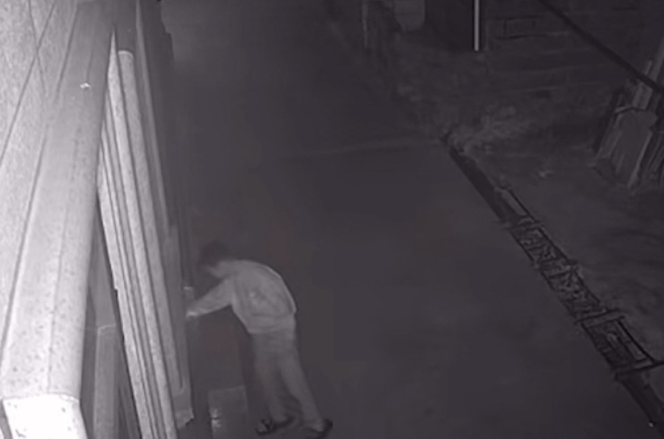 福建南安一男孩深夜在别人家门口点火,村委:未起火,系恶作剧,已批评教育 福建南安一男孩深夜在别人家门口点火,村委:未起火,系恶作剧,已批评教育