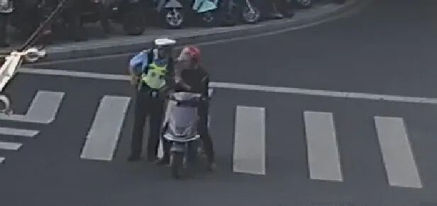 男子不会转账求助交警?网友:问对人了! 男子不会转账求助交警?网友:问对人了!