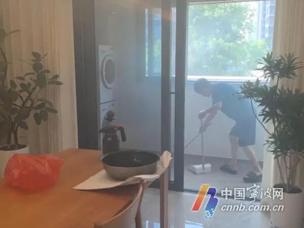 宁波一住户在家中祭祀烧纸钱,浓烟引来大批消防员 宁波一住户在家中祭祀烧纸钱,浓烟引来大批消防员