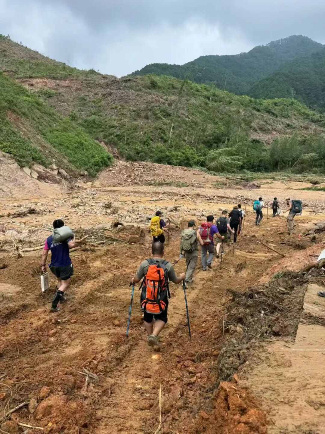 四川小伙为广西灾区徒步运物资,不幸倒在山路上 四川小伙为广西灾区徒步运物资,不幸倒在山路上