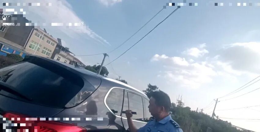 夏日警示!千万别把孩子单独留在车内 夏日警示!千万别把孩子单独留在车内