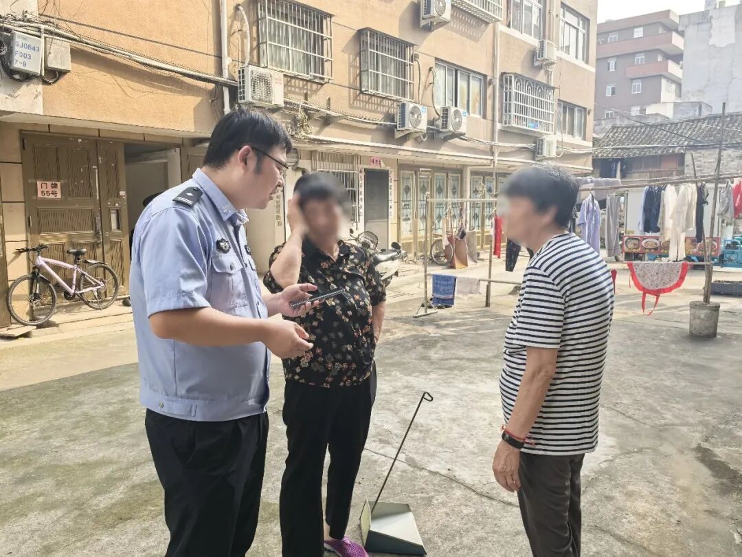 对着拾荒老人“大吼”,这个警察被网友怒赞! 对着拾荒老人“大吼”,这个警察被网友怒赞!