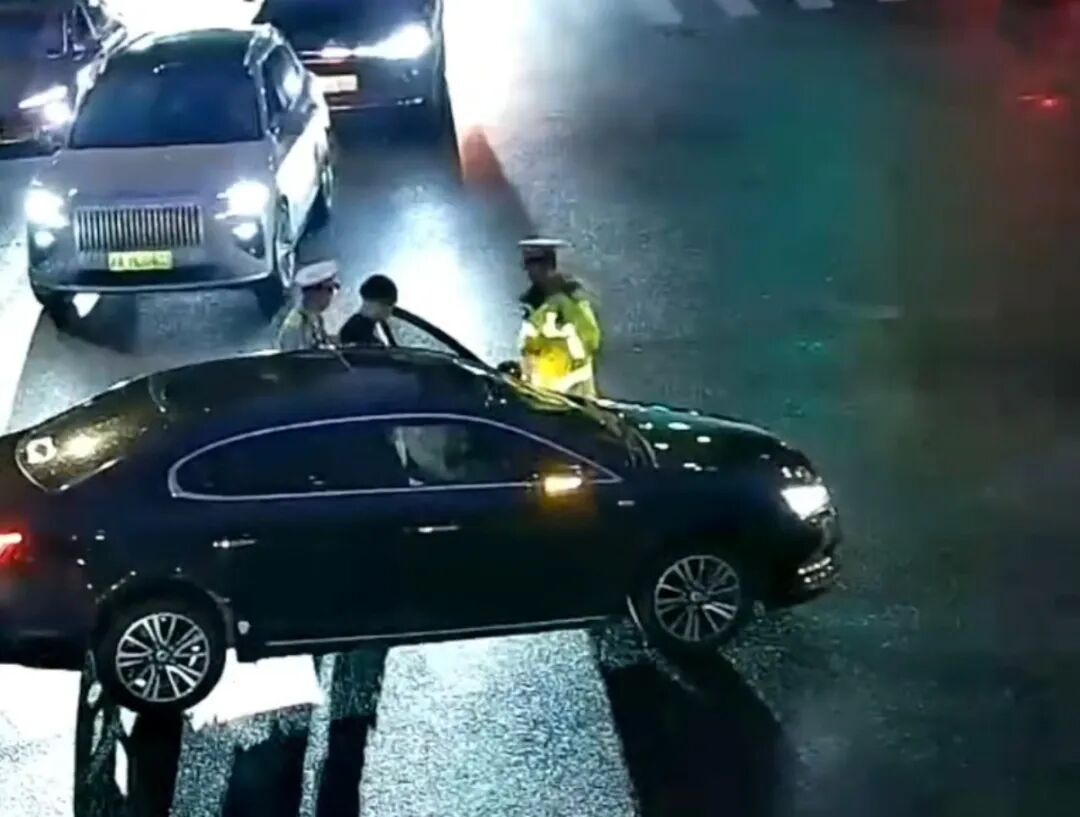 震惊!12岁小孩偷开家长轿车,狂飙30公里被交警拦下 震惊!12岁小孩偷开家长轿车,狂飙30公里被交警拦下