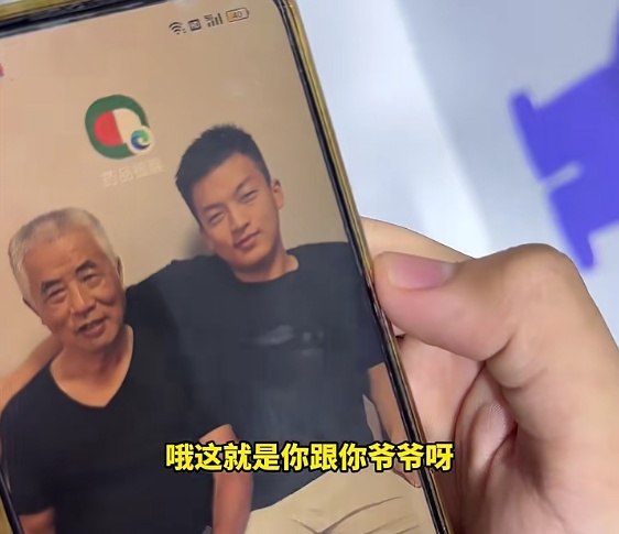 上海这幕刷屏!18岁男生用AI"手搓"了一个APP,背后故事让人想哭… 上海这幕刷屏!18岁男生用AI"手搓"了一个APP,背后故事让人想哭…