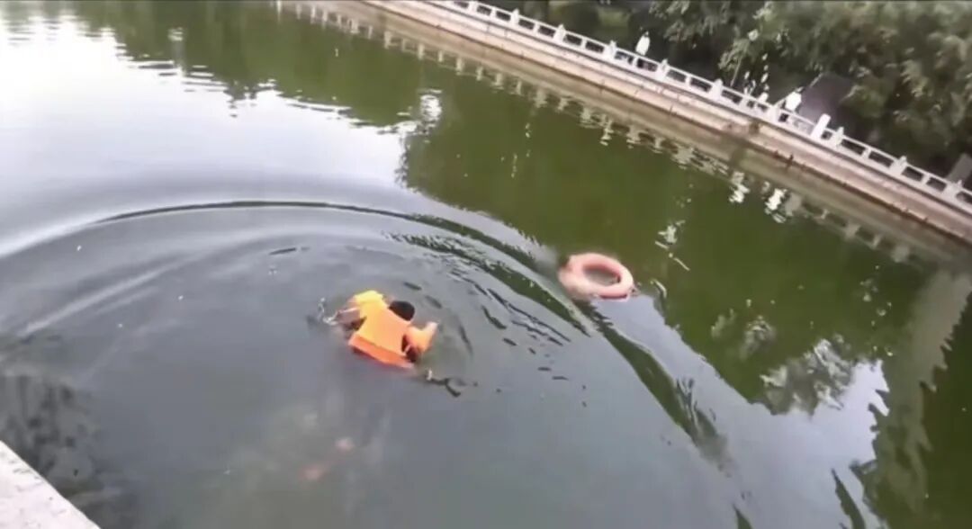 “我会游泳,我下去!”小伙意外落水命悬一线,聊城晨跑市民跳水成功施救 “我会游泳,我下去!”小伙意外落水命悬一线,聊城晨跑市民跳水成功施救