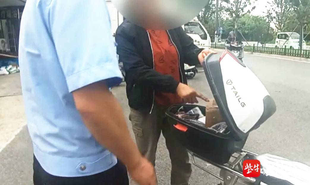 女子欲将5万元现金快递给“投资达人”,途中“机智”摆脱民警,没想到民警更机智 女子欲将5万元现金快递给“投资达人”,途中“机智”摆脱民警,没想到民警更机智