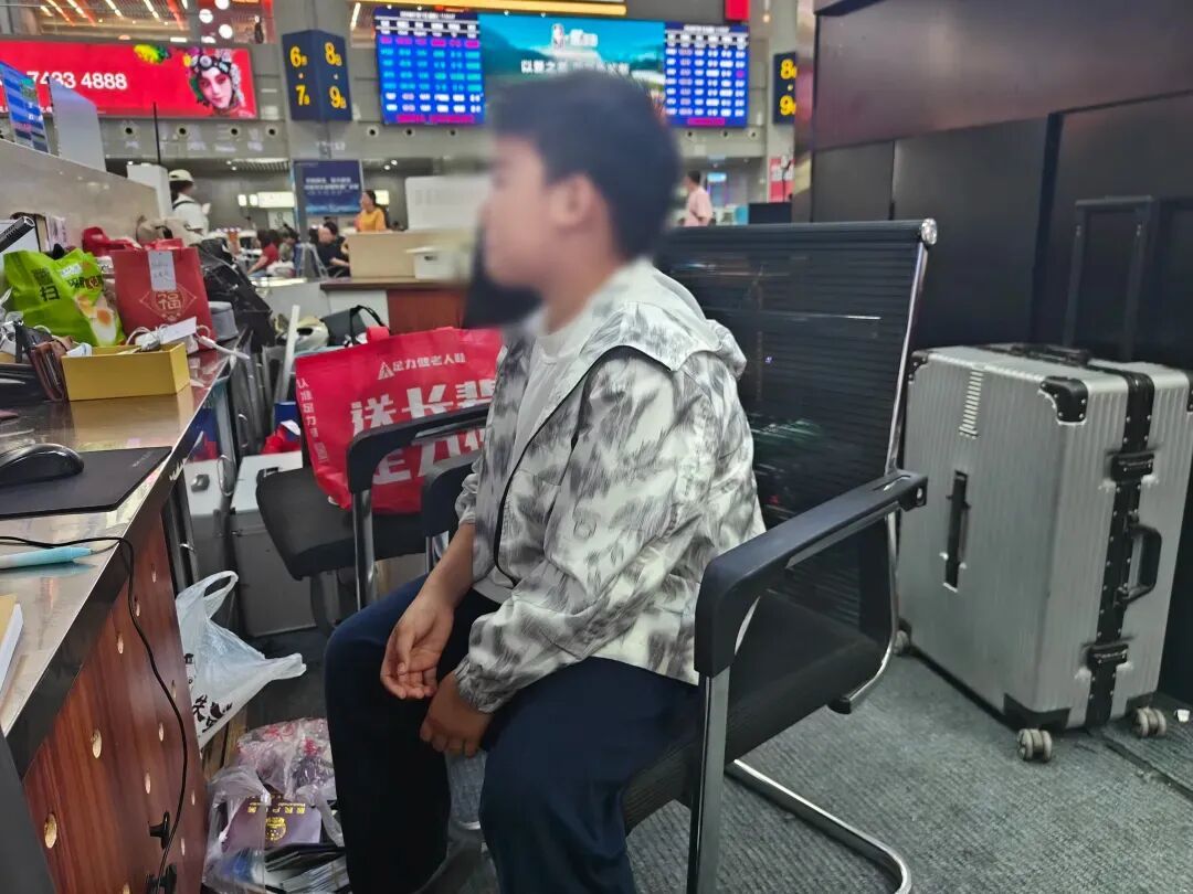 暴雨中的车站,多了几位“临时家人” 暴雨中的车站,多了几位“临时家人”