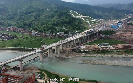 西渝高铁七星坪隧道顺利贯通 西渝高铁七星坪隧道顺利贯通