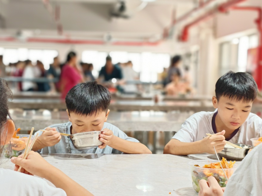 广州一工厂连续8年暑假免费帮员工带娃还管饭,老板回应 广州一工厂连续8年暑假免费帮员工带娃还管饭,老板回应