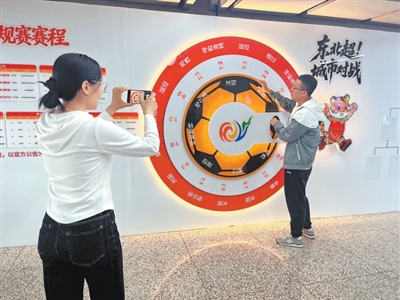 仪式感拉满!地铁站里领结婚证 “下一站,幸福坝” 仪式感拉满!地铁站里领结婚证 “下一站,幸福坝”