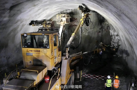 西渝高铁七星坪隧道顺利贯通 西渝高铁七星坪隧道顺利贯通
