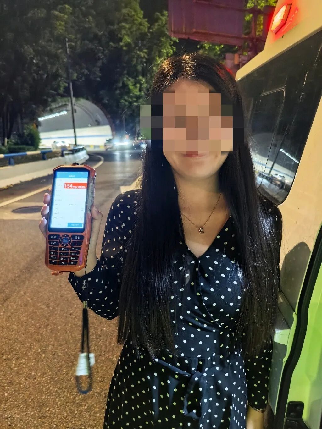 情侣酒后拌嘴,男友打车离开,女子赌气驾车疯狂追赶,被交警当场查获 情侣酒后拌嘴,男友打车离开,女子赌气驾车疯狂追赶,被交警当场查获