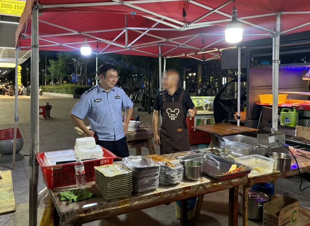 对着拾荒老人“大吼”,这个警察被网友怒赞! 对着拾荒老人“大吼”,这个警察被网友怒赞!