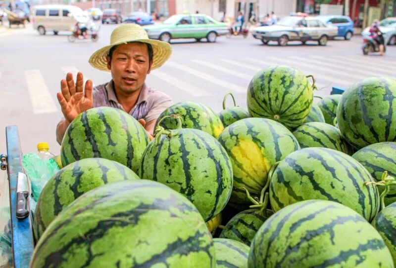 凌晨2点,郑州母女悄悄出门,为睡街头的瓜农送上20顶帐篷!瓜农感慨:还以为是做梦 凌晨2点,郑州母女悄悄出门,为睡街头的瓜农送上20顶帐篷!瓜农感慨:还以为是做梦