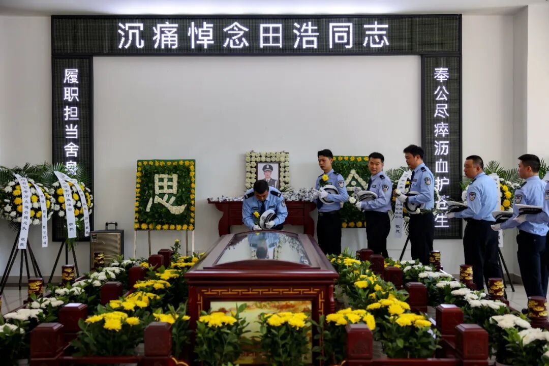 交警田浩,被小型轿车撞击,因公牺牲 交警田浩,被小型轿车撞击,因公牺牲