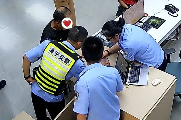 男子不会转账求助交警?网友:问对人了! 男子不会转账求助交警?网友:问对人了!