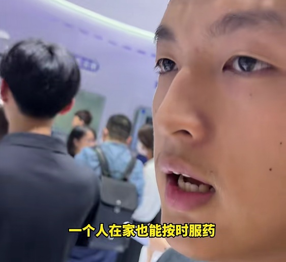 上海这幕刷屏!18岁男生用AI"手搓"了一个APP,背后故事让人想哭… 上海这幕刷屏!18岁男生用AI"手搓"了一个APP,背后故事让人想哭…