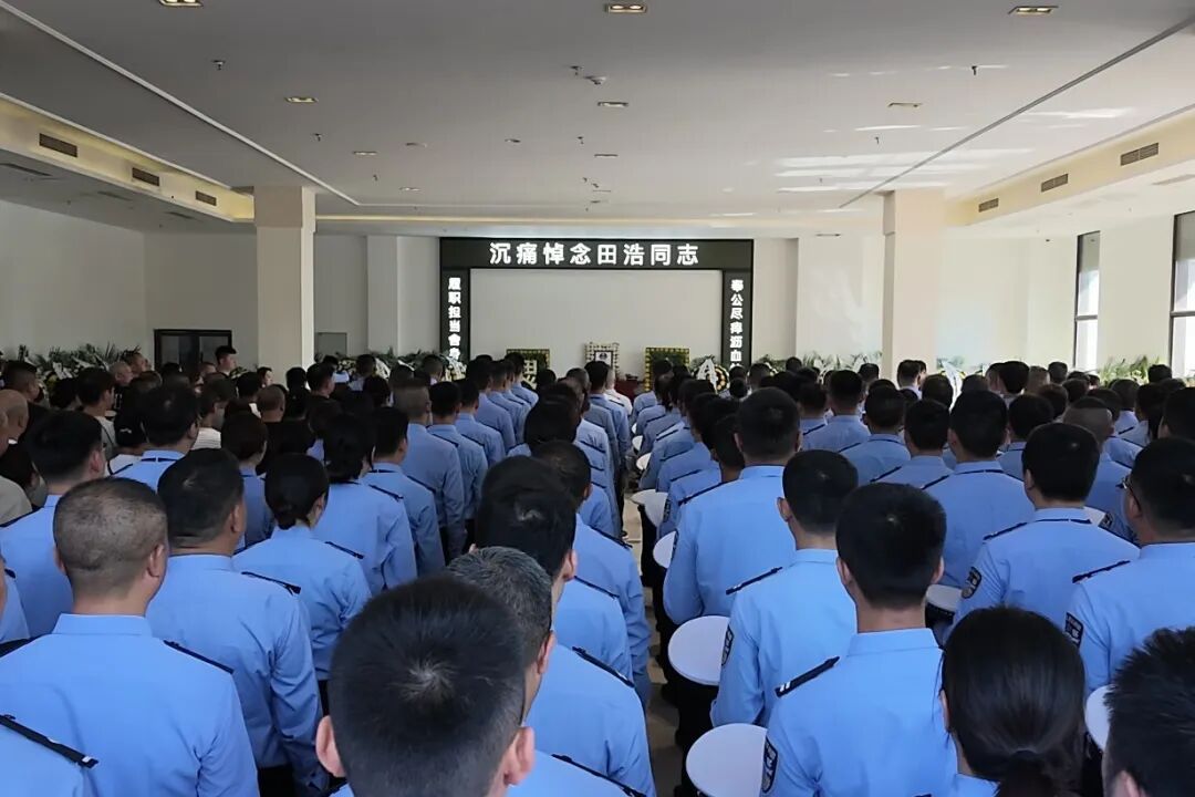 交警田浩,被小型轿车撞击,因公牺牲 交警田浩,被小型轿车撞击,因公牺牲