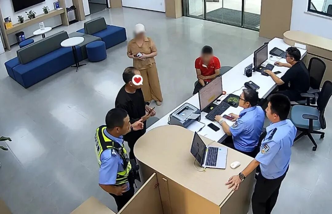 男子不会转账求助交警?网友:问对人了! 男子不会转账求助交警?网友:问对人了!