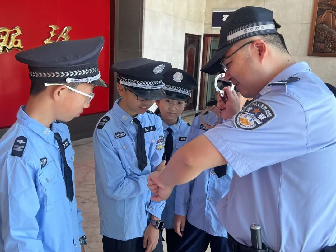 对着拾荒老人“大吼”,这个警察被网友怒赞! 对着拾荒老人“大吼”,这个警察被网友怒赞!