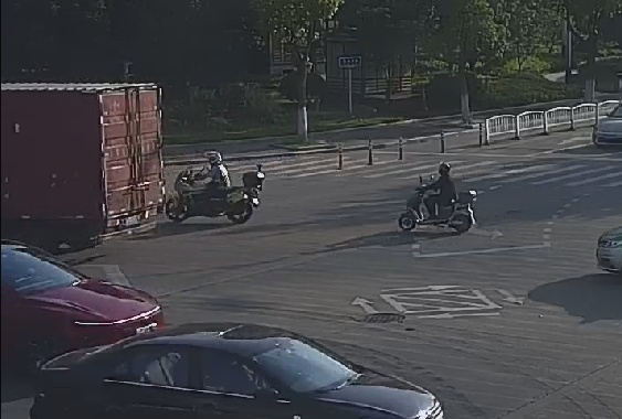 男子不会转账求助交警?网友:问对人了! 男子不会转账求助交警?网友:问对人了!